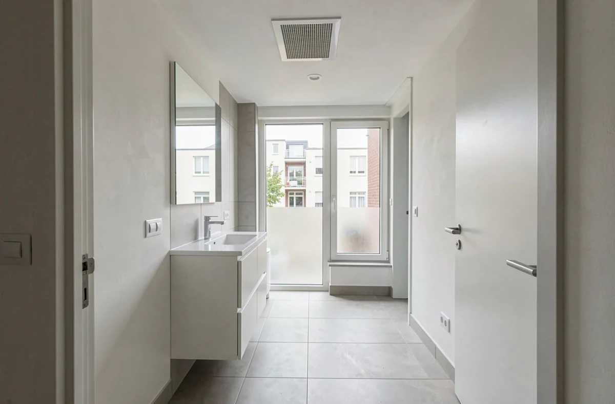 Salle de bain d'appartement collectif moderne avec grille de ventilation Clinside intégrée au plafond